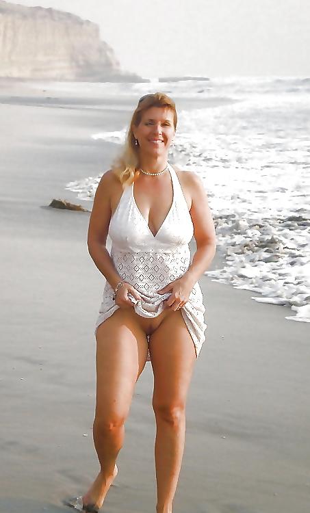 25P Only the best amateur mature ladies at the beach.5