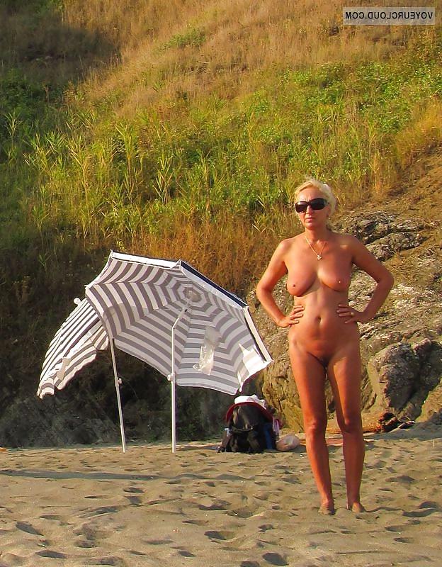 25P Only the best amateur mature ladies at the beach.5