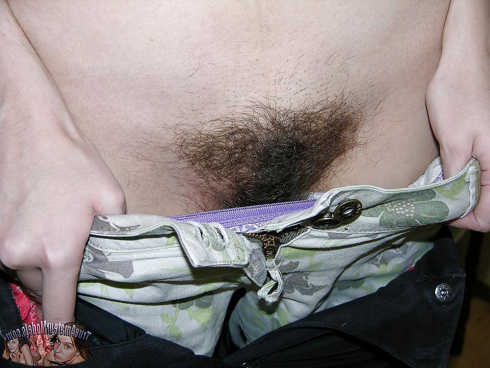 20P Amateur Nerd Spreading Hairy Pussy & Hairy Butthole