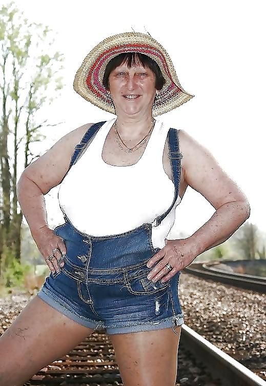 25P Sexy mature grannies! Amateur mixed!