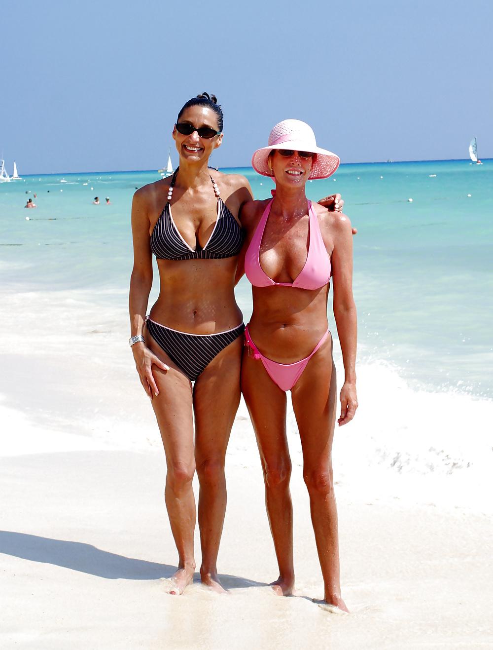 25P Only the best amateur mature ladies at the beach 8.