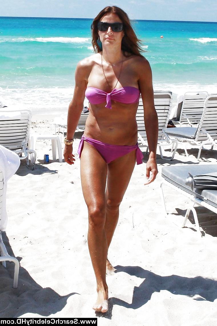 25P Only the best amateur mature ladies at the beach 8.