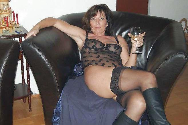25P Amateur mature beauty Mel.