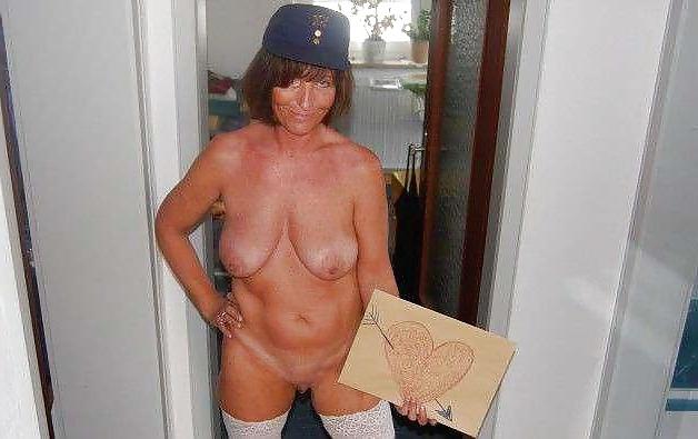 25P Amateur mature beauty Mel.