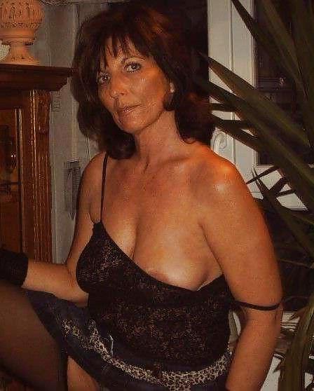 25P Amateur mature beauty Mel.