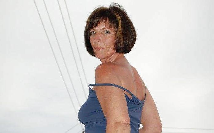 25P Amateur mature beauty Mel.