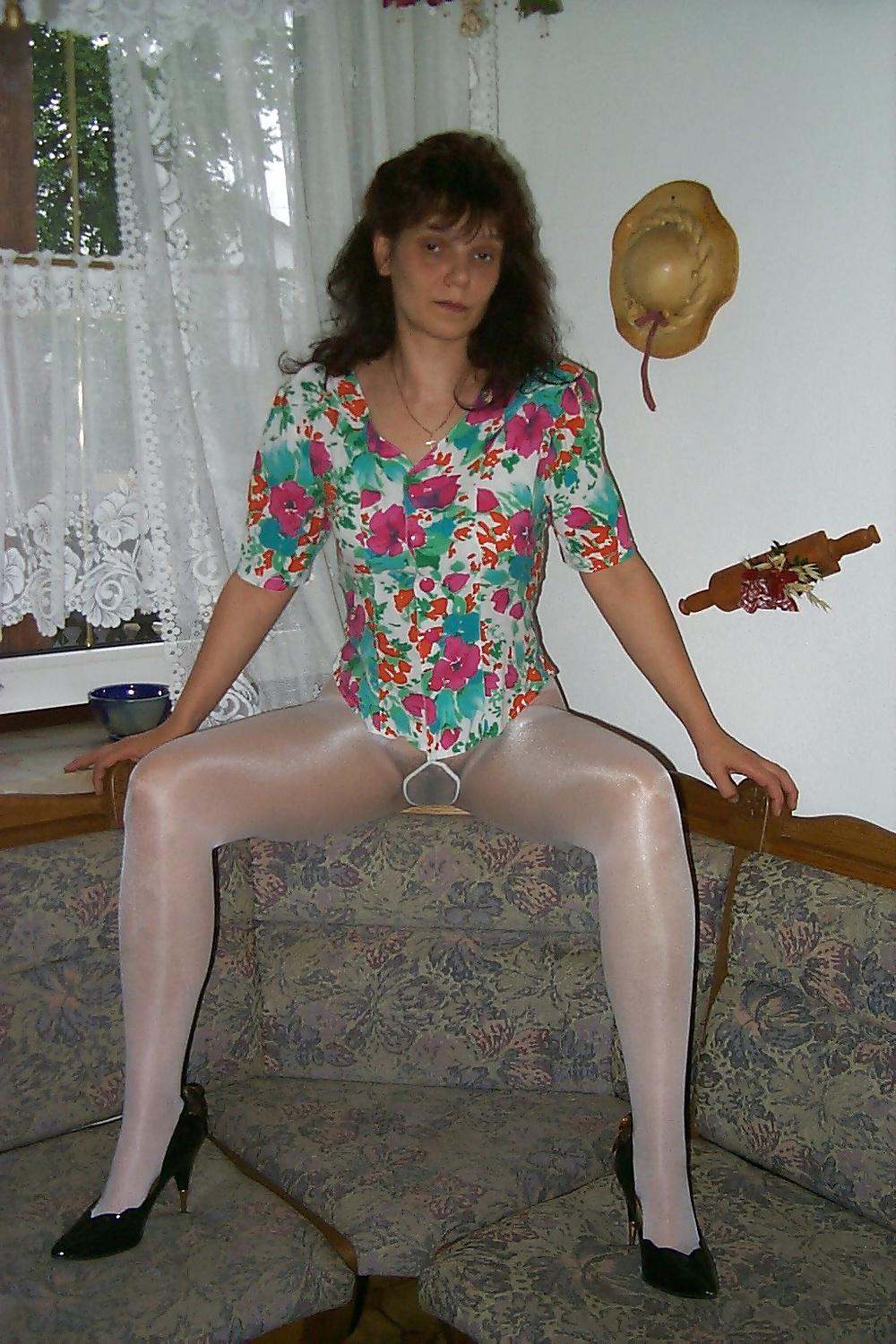 25P Amateur Spanish mature wearing pantyhose.