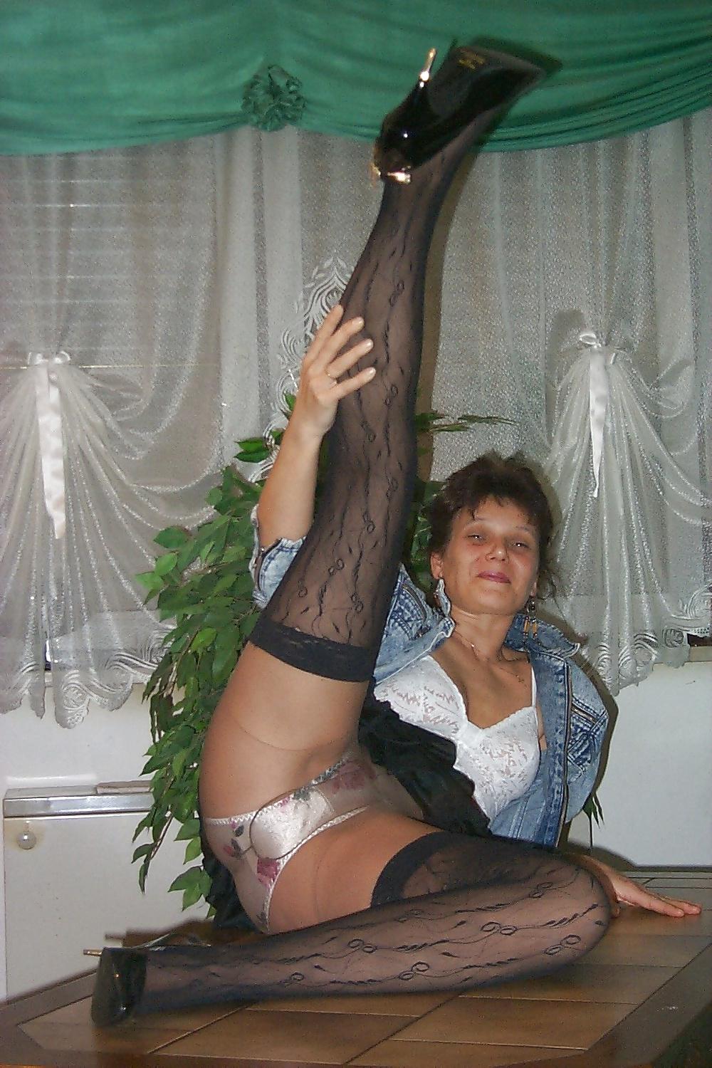 25P Amateur Spanish mature wearing pantyhose.