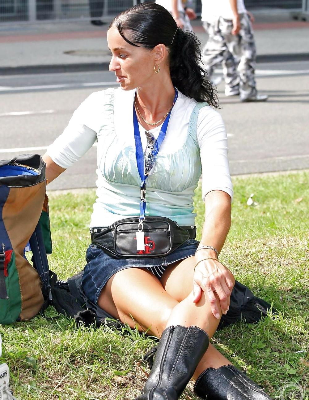 25P Amateur matures pokies,downblouse and upskirt 4.