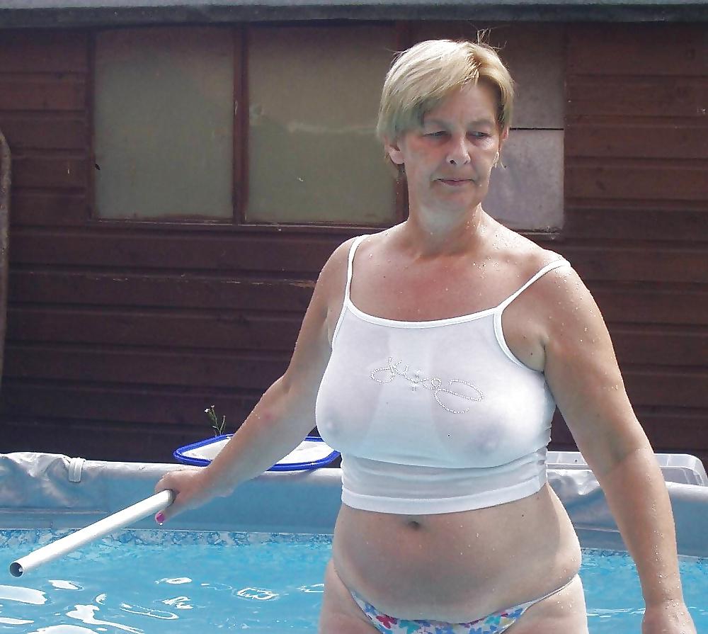 25P Sexy mature grannies on beach! Amateur mixed! 
