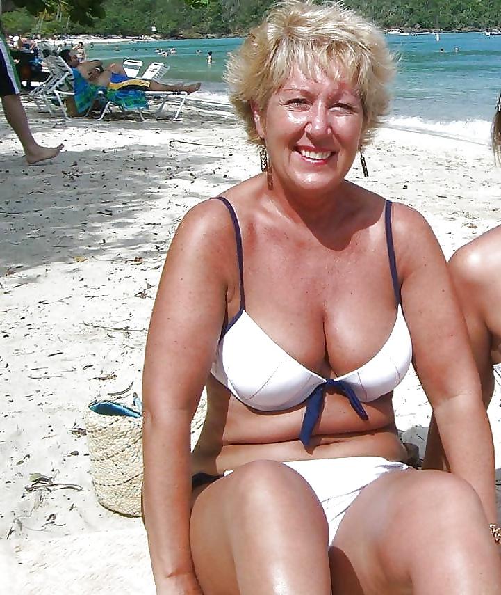 25P Sexy mature grannies on beach! Amateur mixed! 