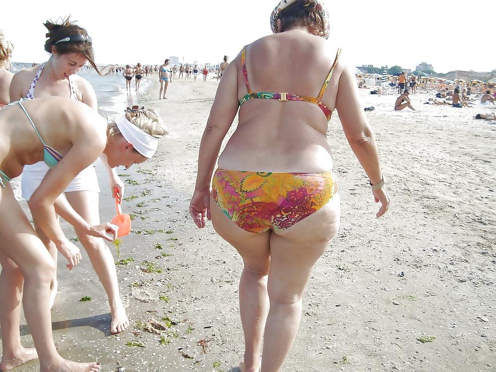 25P Sexy mature grannies on beach! Amateur mixed! 