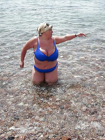 25P Sexy mature grannies on beach! Amateur mixed! 