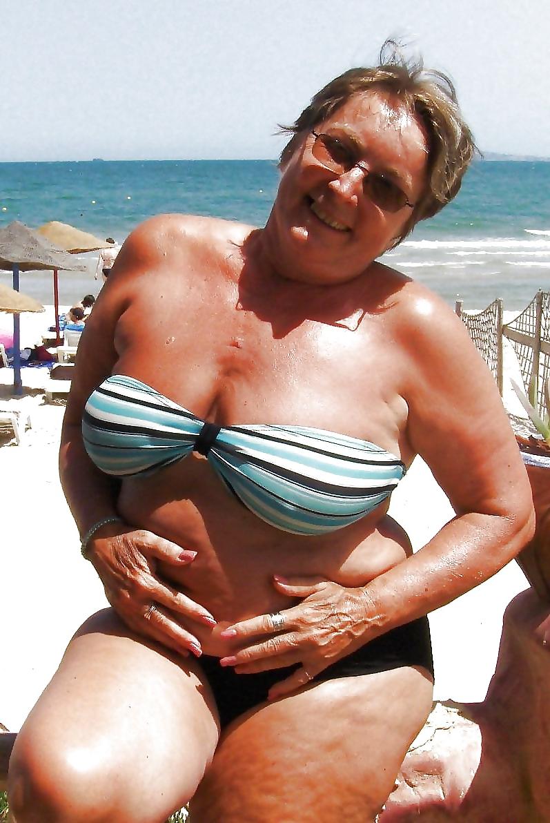 25P Sexy mature grannies on beach! Amateur mixed! 
