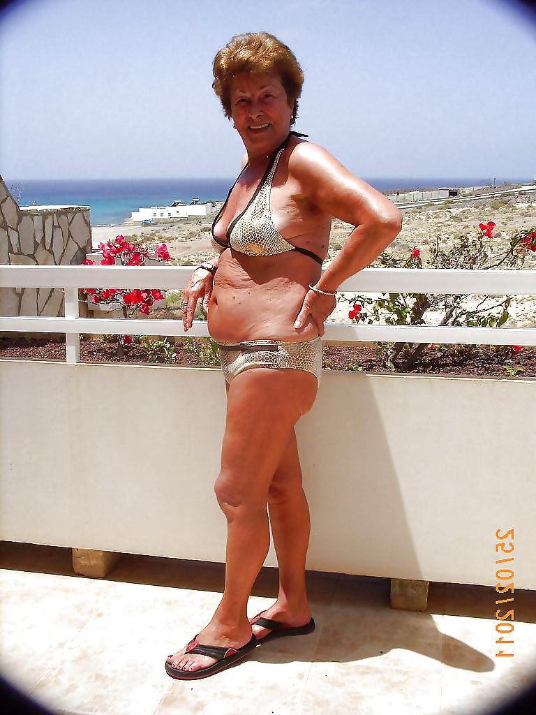 25P Sexy mature grannies on beach! Amateur mixed! 