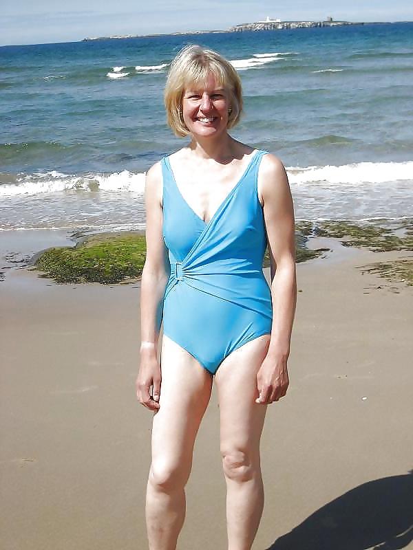 25P Sexy mature grannies on beach! Amateur mixed! 