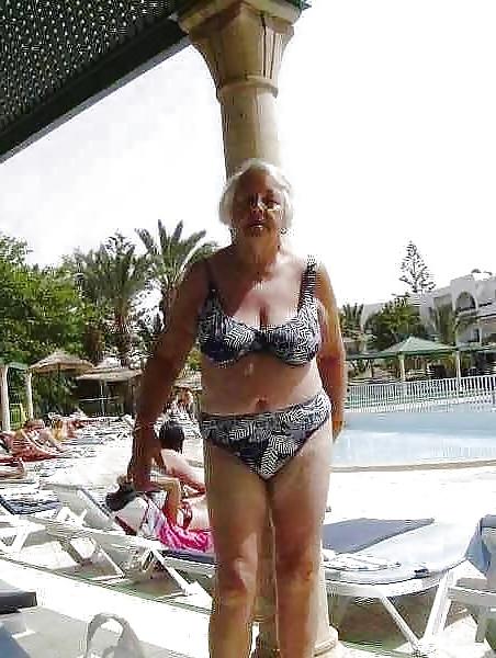 25P Sexy mature grannies on beach! Amateur mixed! 