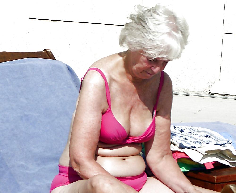 25P Sexy mature grannies on beach! Amateur mixed! 