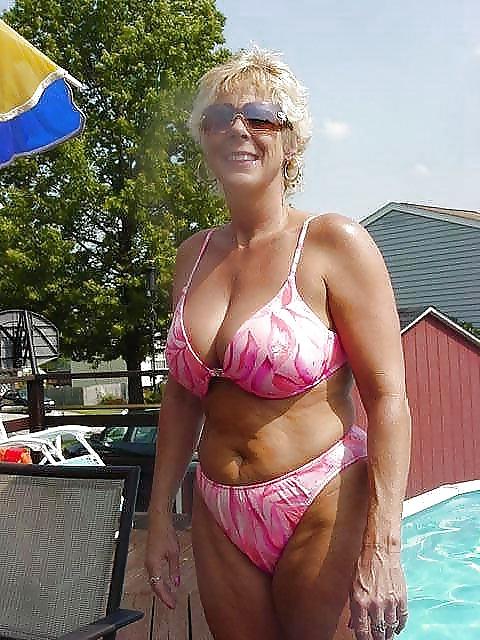 25P Sexy mature grannies on beach! Amateur mixed! 