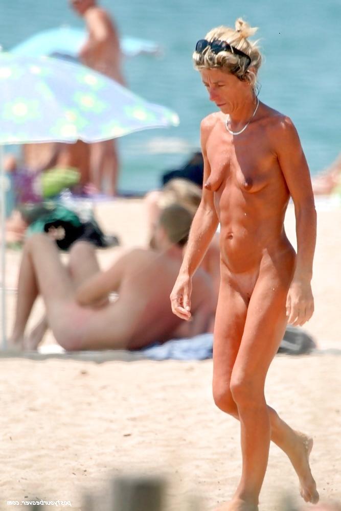 25P Only the best amateur mature ladies at the beach 13.