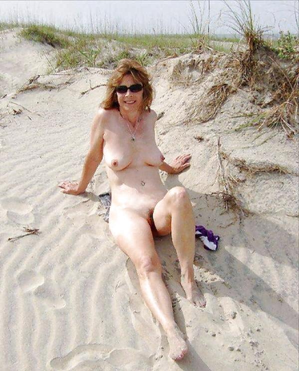 25P Only the best amateur mature ladies at the beach 13.