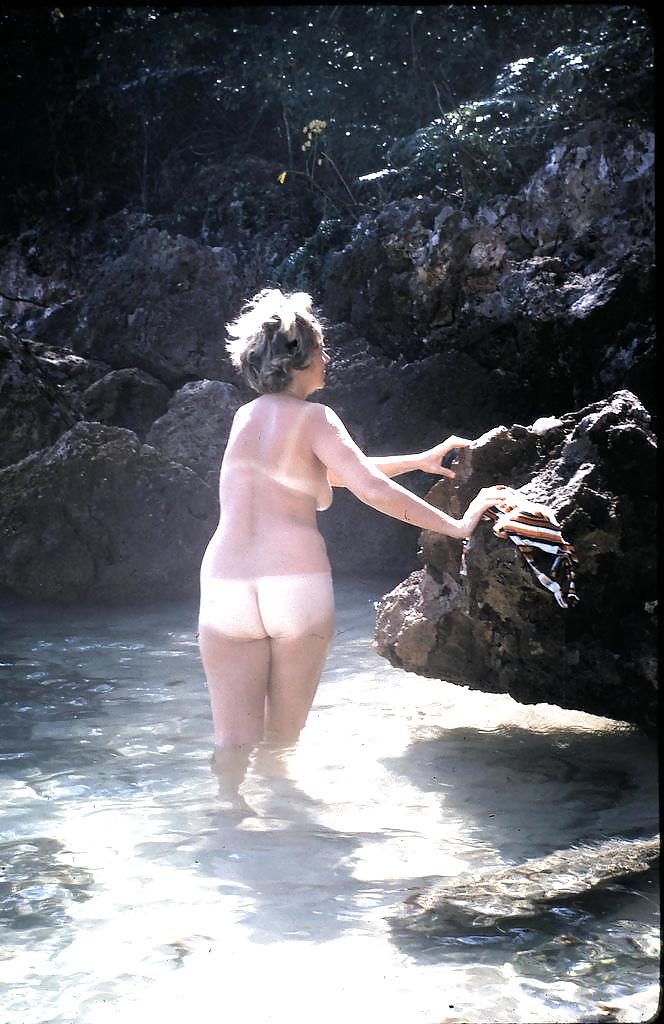 25P Only the best amateur mature ladies at the beach 13.