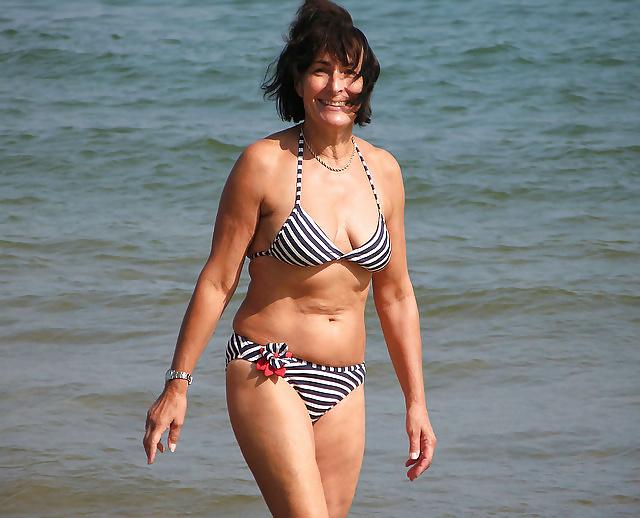 25P Only the best amateur mature ladies at the beach 10. 