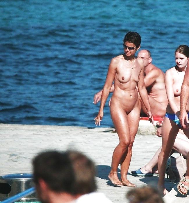 25P Only the best amateur mature ladies at the beach 10. 