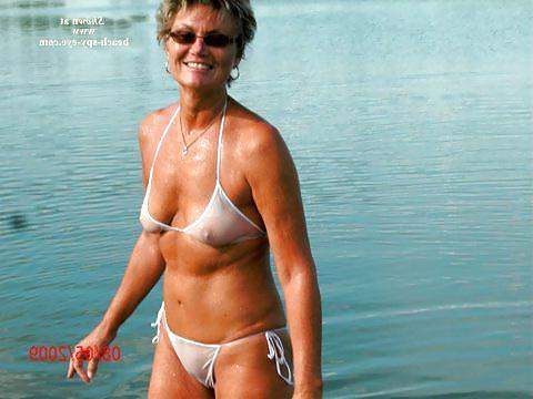 25P Only the best amateur mature ladies at the beach 11. 