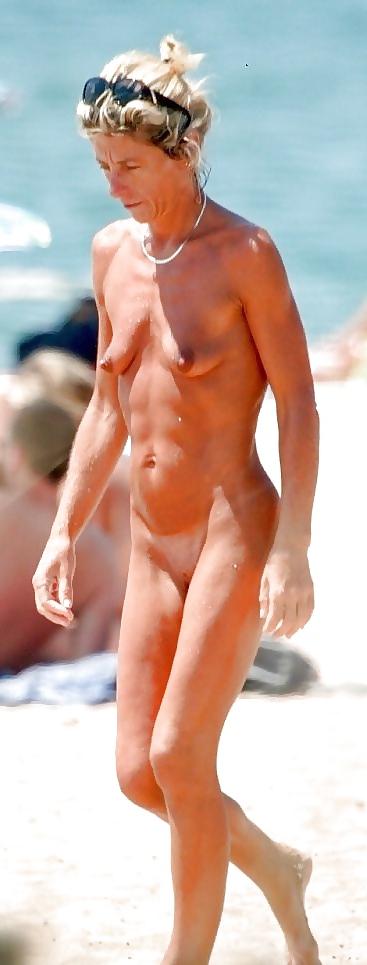 25P Only the best amateur mature ladies at the beach 11. 