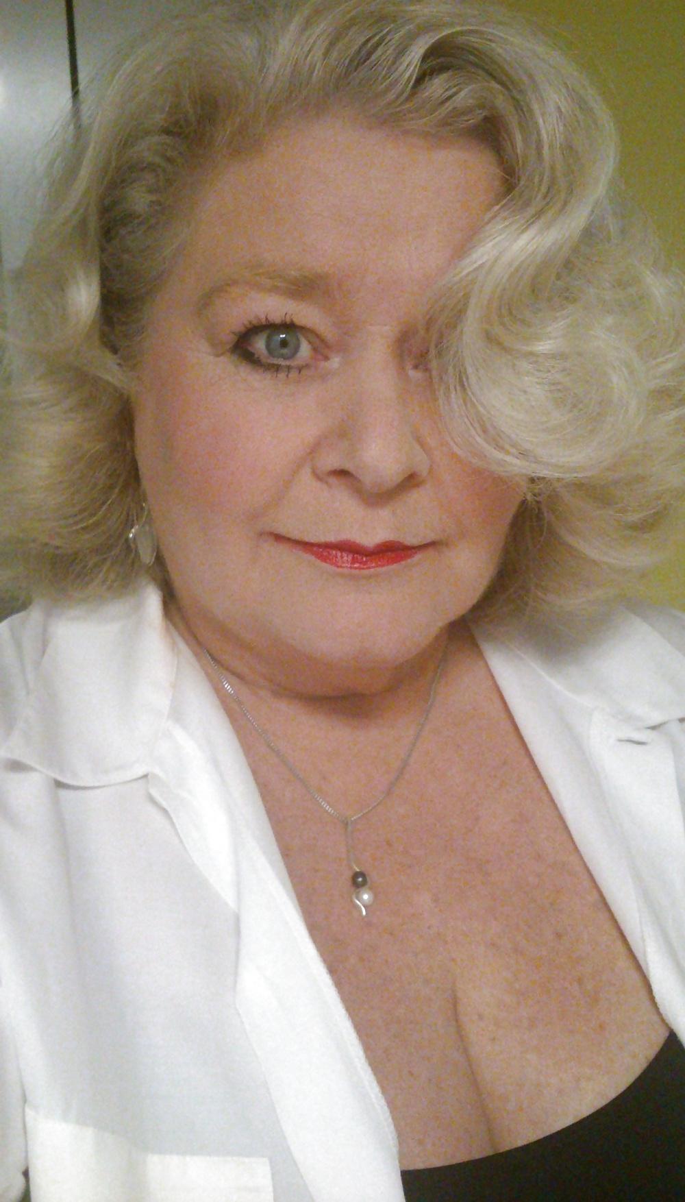 5P Alluring Granny! (Thick GILF, Cleavage, Non-Nude)