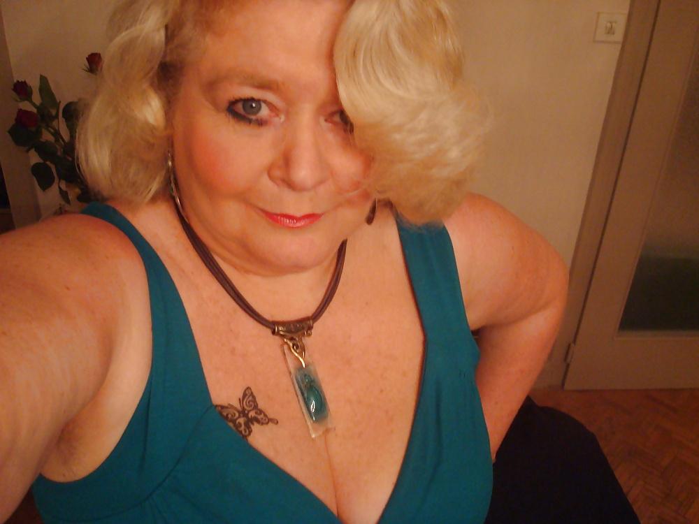 5P Alluring Granny! (Thick GILF, Cleavage, Non-Nude)