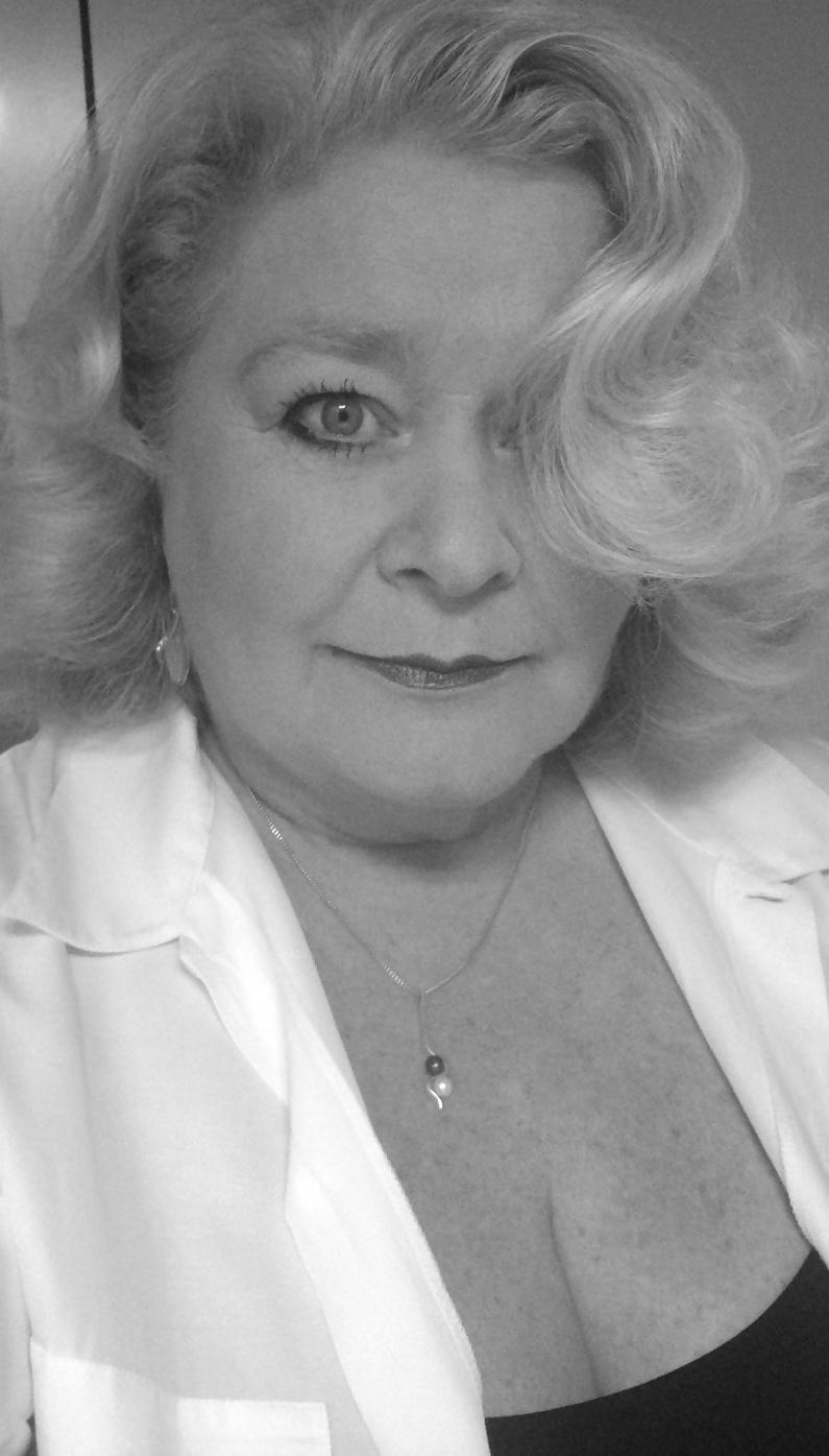 5P Alluring Granny! (Thick GILF, Cleavage, Non-Nude)