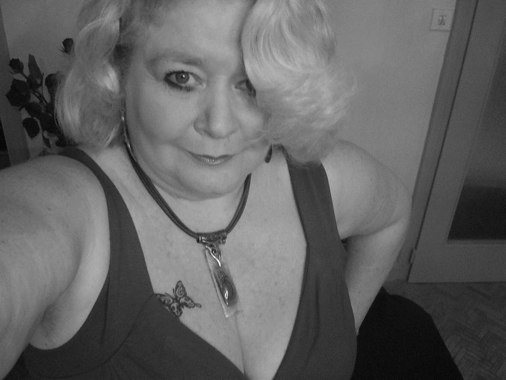 5P Alluring Granny! (Thick GILF, Cleavage, Non-Nude)