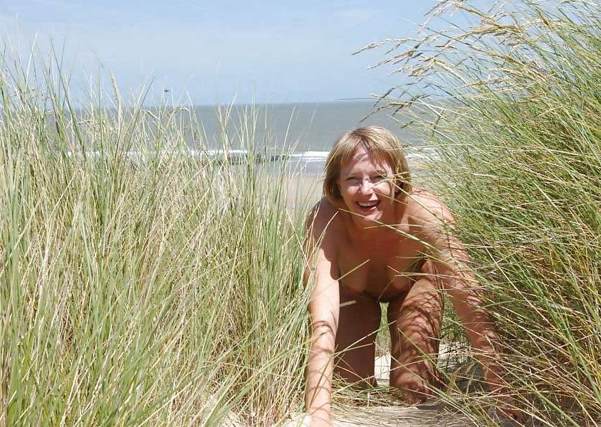 25P Only the best amateur mature ladies at the beach 14.