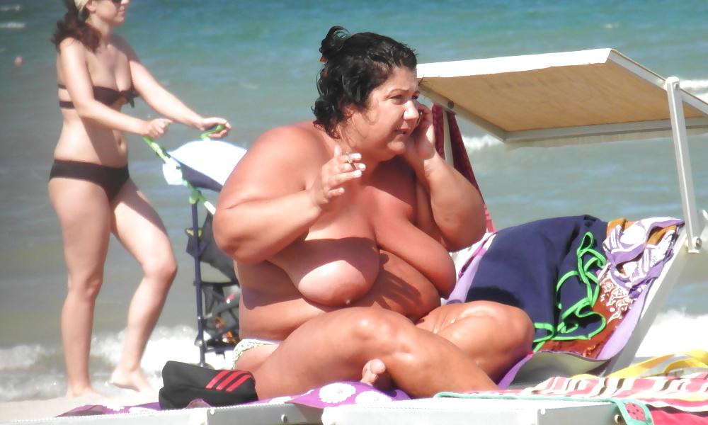 25P Sexy Grannies on the beach! Amateur SpyCam!