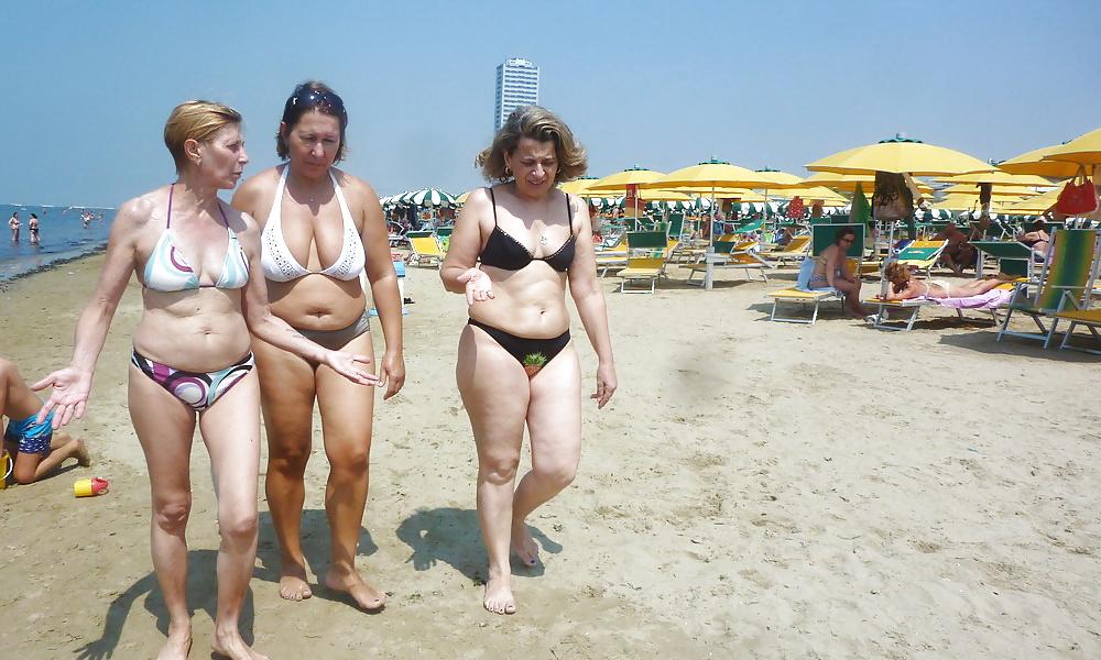 25P Sexy Grannies on the beach! Amateur SpyCam!