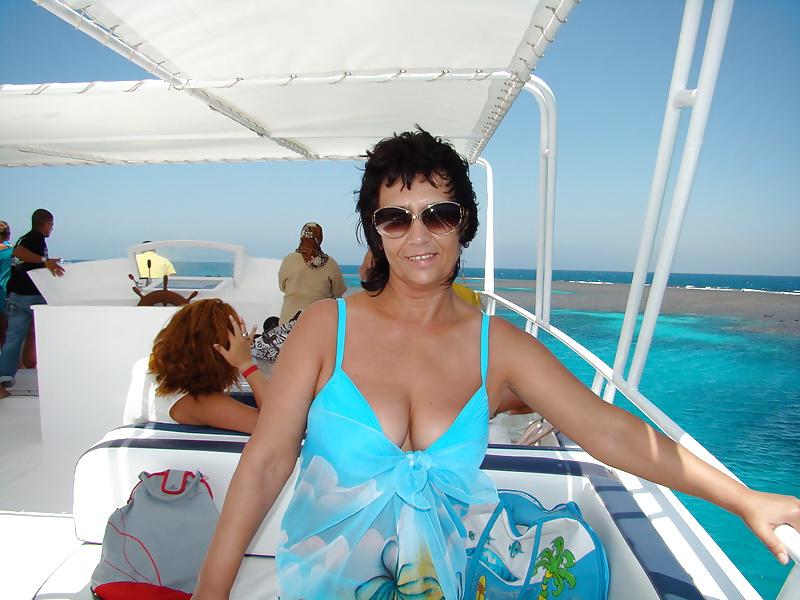 25P Russian mature busty grannies! Amateur mixed!