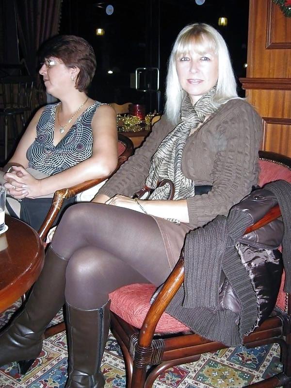 25P Amateur mature ladies wearing pantyhose picture album.