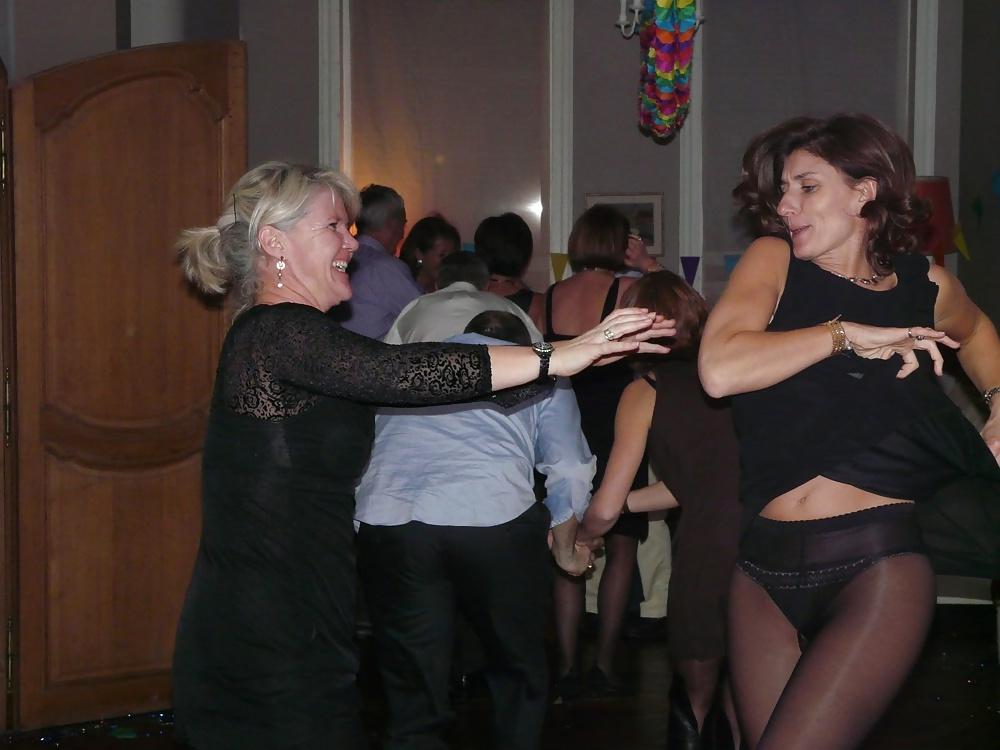 25P Amateur mature ladies wearing pantyhose picture album.
