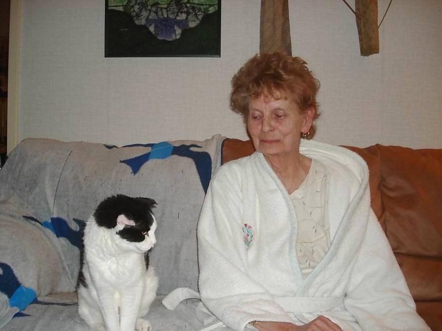 17P Granny amateur at home