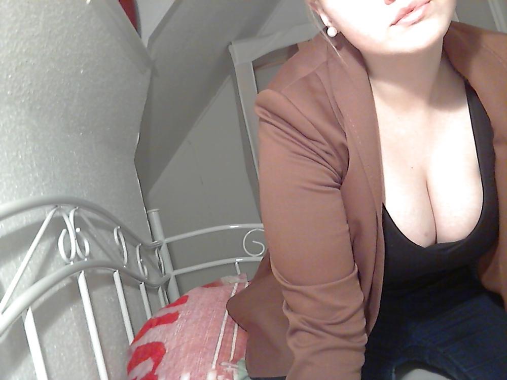 25P Awesome chubby amateur girl