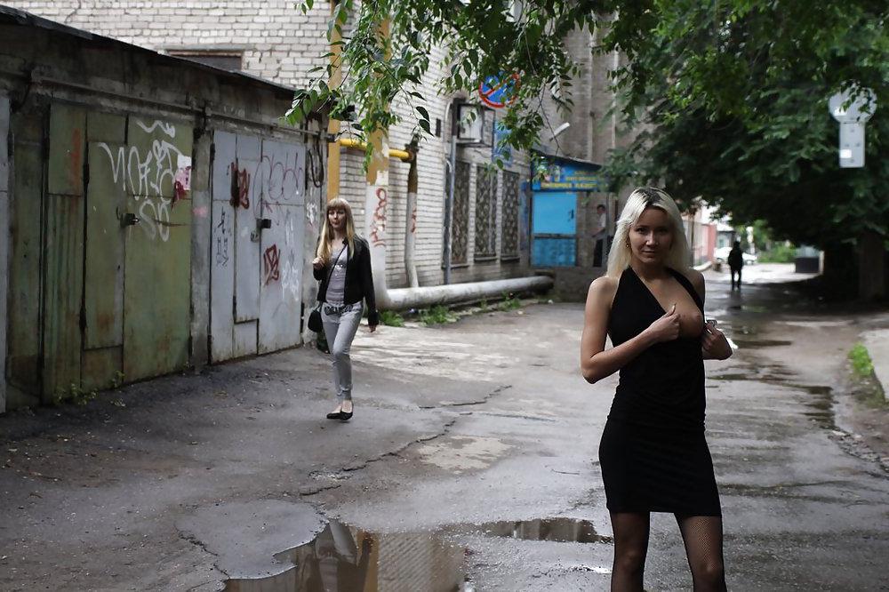 25P AMATEUR RUSSIAN TEEN UNDRESSES ON THE STREET 