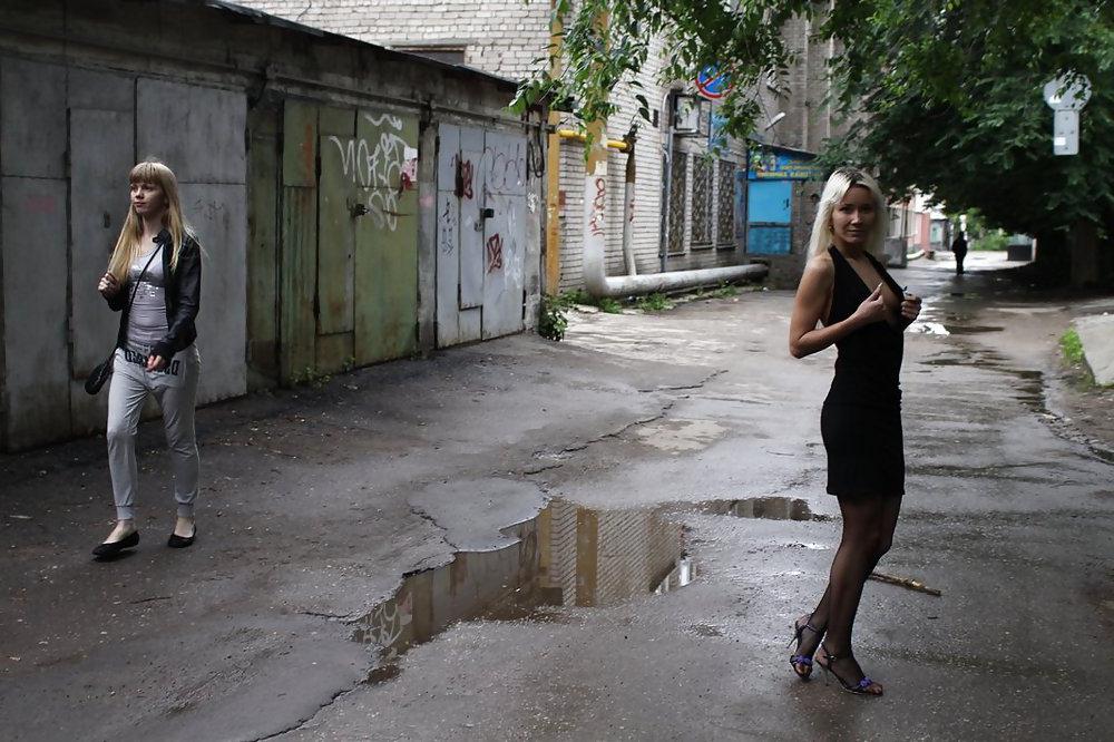 25P AMATEUR RUSSIAN TEEN UNDRESSES ON THE STREET 