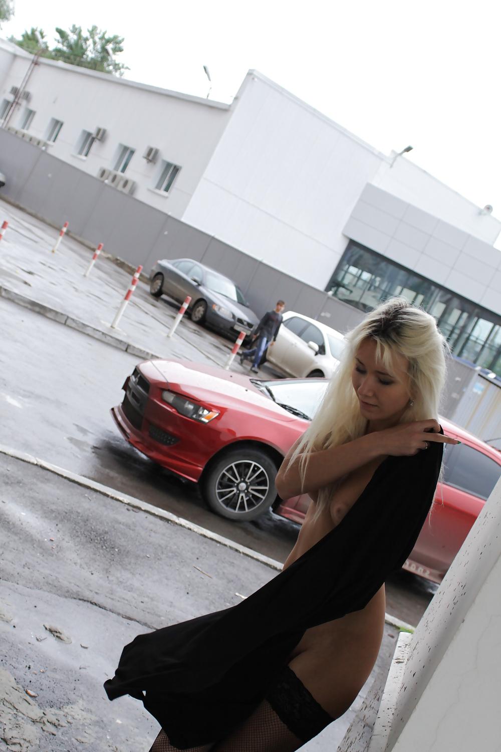 25P AMATEUR RUSSIAN TEEN UNDRESSES ON THE STREET 