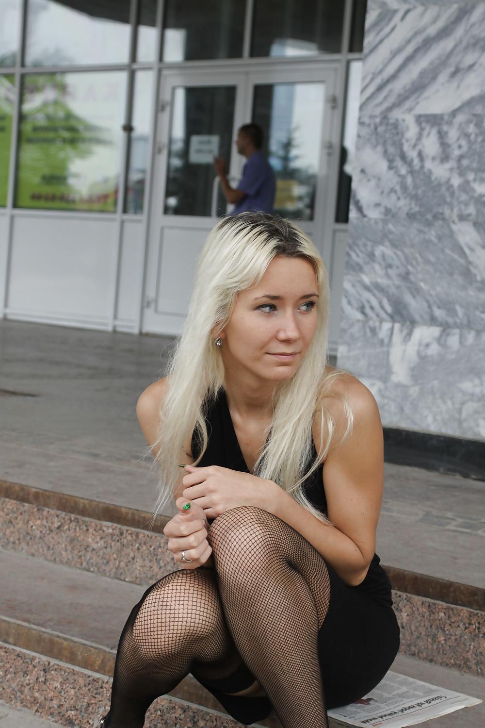 25P AMATEUR RUSSIAN TEEN UNDRESSES ON THE STREET 