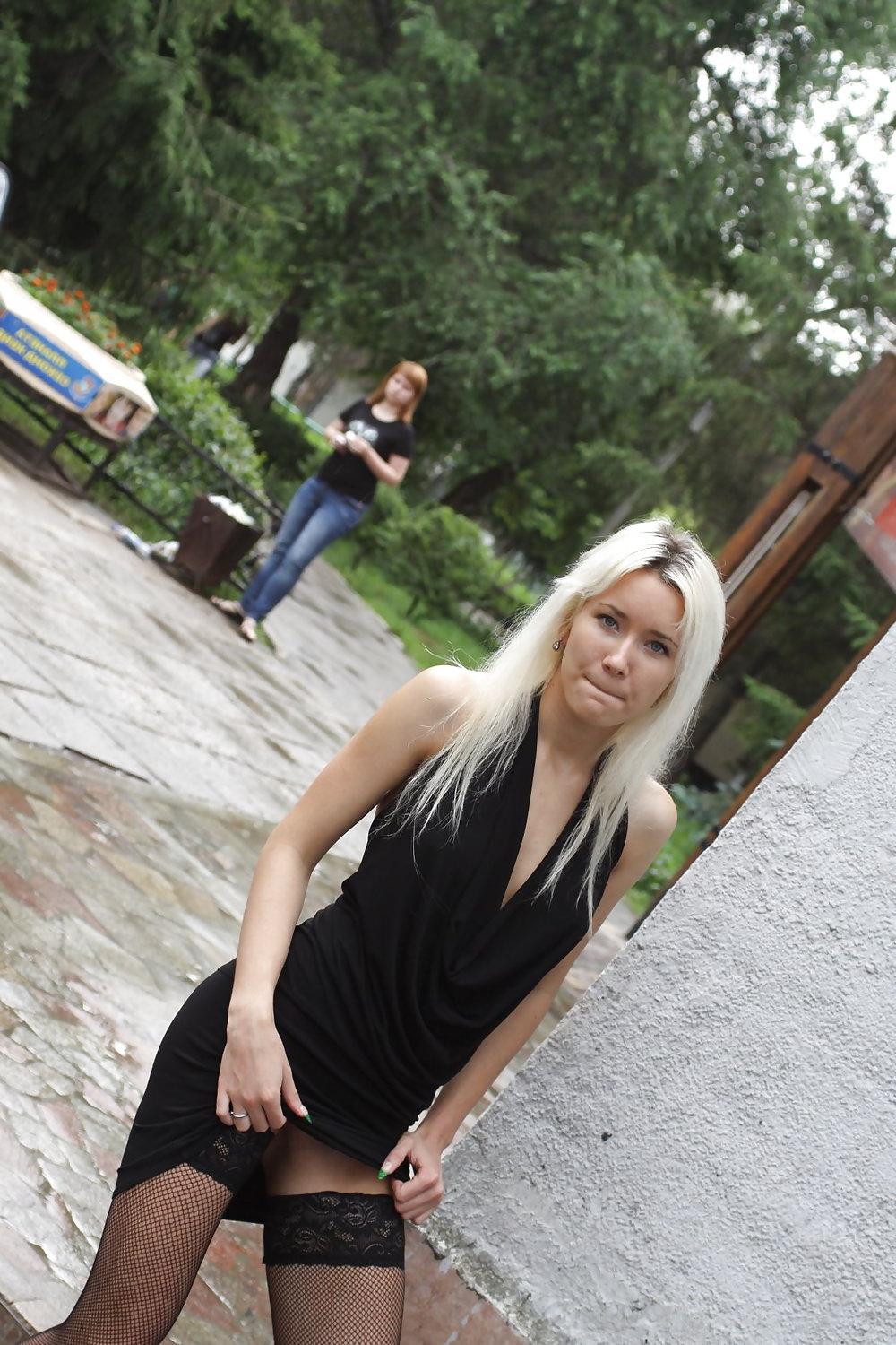 25P AMATEUR RUSSIAN TEEN UNDRESSES ON THE STREET 