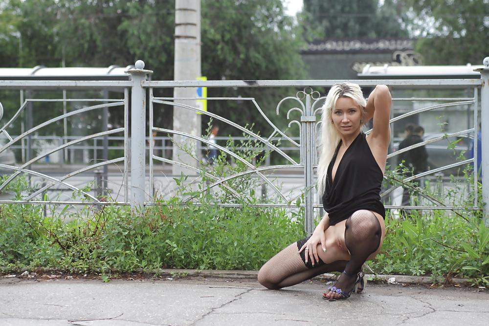 25P AMATEUR RUSSIAN TEEN UNDRESSES ON THE STREET 
