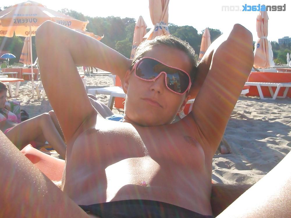 25P Amateur couple fucking on vacation