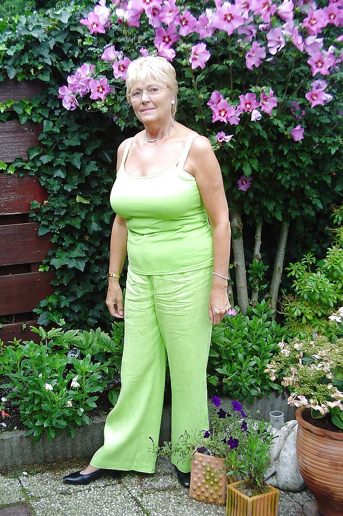 25P Dutch granny amateur (65 years old)